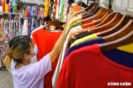 Hà Nội: Các cửa hàng thời trang dọn dẹp "thâu đêm" chuẩn bị mở cửa trở lại