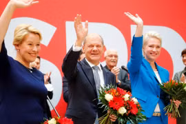 SPD của Đức tìm kiếm liên minh ba bên để kế nhiệm thủ tướng Merkel