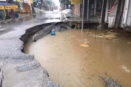 Hà Nội: Hố tử thần trên tỉnh lộ 419 tiếp tục mở rộng sau trận mưa lớn