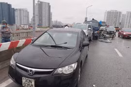Hà Nội: Va chạm liên hoàn trên cầu Thăng Long, giao thông ùn tắc cả 2 chiều