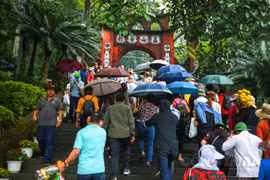 Hàng nghìn người dân "đội mưa" đi lễ giỗ tổ Hùng Vương