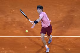Tay vợt Andrey Rublev hạ Rafael Nadal trên sân đất nện
