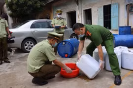 Hơn 1.500 lít mỡ gà bẩn “màu đen” trên đường đưa về Bắc Giang bị chặn, thu giữ