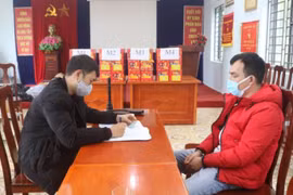 Công an tóm gọn đối tượng dùng xe taxi chở pháo lậu lúc rạng sáng