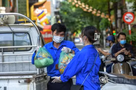 Hà Nội: Tiếp tế hàng hóa thiết yếu cho hàng trăm hộ dân tại phường Giáp Bát