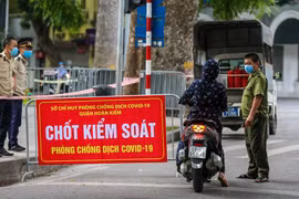Hà Nội: Phát hiện giấy đi đường của người bán cá mới '8 tháng tuổi'
