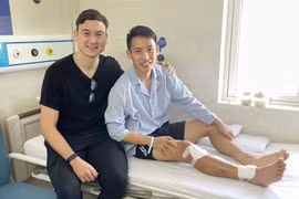 Thủ thành Đặng Văn Lâm trở về Việt Nam, vào thăm Đỗ Hùng Dũng