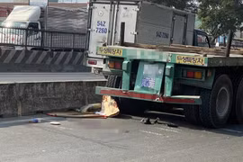 TP. HCM: Nam thanh niên tử vong sau khi tông vào đuôi xe đầu kéo Container