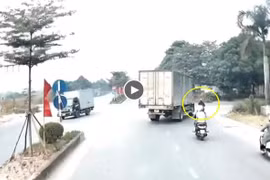 Bị xe tải đâm khi đang ôm cua, người phụ nữ may mắn thoát nạn