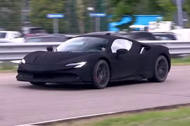 Phát hiện Ferrari SF90 Stradale màu sơn đen đặc biệt chạy thử trên đường