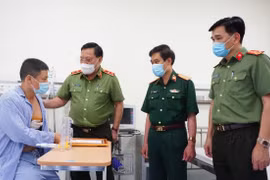 Công an TP. Hà Nội trao tặng Giấy khen cho tài xế taxi dũng cảm bắt cướp