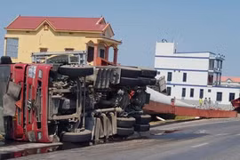 Quảng Bình: Xe chở cánh quạt điện gió đổ nghiêng, quốc lộ 1A ùn tắc nghiêm trọng