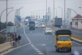 Tài xế quay đầu xe trên cầu Thăng Long vì "đi theo vạch kẻ đường và không nhìn thấy biển cấm"