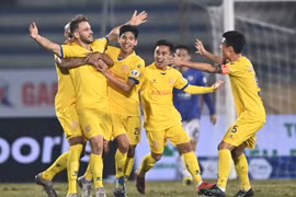 CLB Nam Định ăn mừng cảm xúc sau trận thắng 3-0 trước Hà Nội