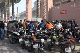 Gần 1.000 người hâm mộ bóng đá xếp hàng mua vé trận mở màn của HAGL