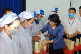 Phó Chủ tịch nước Đặng Thị Ngọc Thịnh thăm và chúc Tết, tặng quà người lao động Vinamilk