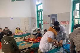 Ăn sáng trước cổng trường, 7 học sinh nhập viện nghi ngộ độc thực phẩm