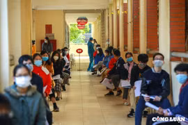 Hà Nội: Học sinh lớp 9 xếp hàng chờ tiêm vắc xin phòng COVID-19