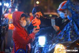 Hà Nội: Người dân "đội mưa" đi mua sắm đồ chơi đêm Halloween
