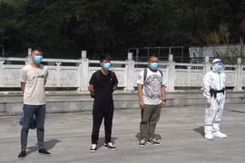 Cao Bằng: Bàn giao 3 người Trung Quốc nhập cảnh trái phép vào Việt Nam