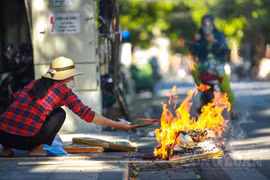 Hà Nội: Người dân đốt vàng mã ngay trên lòng lề đường vào dịp Rằm tháng 7