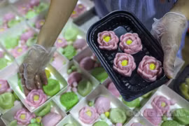 Hà Nội: Cận cảnh quy trình chế biến bánh trôi hoa sen đắt khách ngày lễ Vu Lan