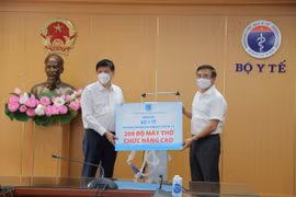 Petrovietnam trao tặng 200 máy thở dòng chức năng cao phục vụ điều trị bệnh nhân Covid-19 nặng