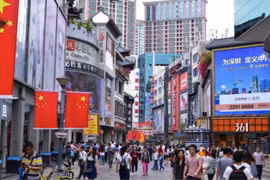 “Láng giềng” làm khu miễn thuế, thiên đường mua sắm Hồng Kông gặp nguy