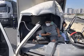 Bắc Từ Liêm (Hà Nội): Một tài xế xe tải bị mắc kẹt trong cabin được giải cứu