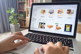 Trầy trật đi chợ mạng, nhiều người trở về với giải pháp xếp hàng ở siêu thị