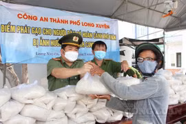 Công an An Giang hỗ trợ 110 tấn gạo cho người dân gặp khó mùa Covid-19