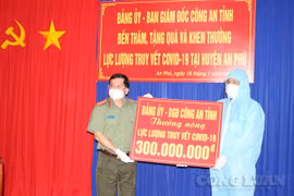 Đại đội truy vết “giặc” Covid-19 mặc áo chống dịch khi nhận giấy khen