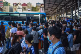 Hà Nội: Hàng nghìn người đổ về các bến xe lớn đi nghỉ lễ 30/4-1/5