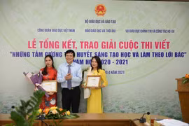 Trao giải Cuộc thi viết “Những tấm gương tâm huyết, sáng tạo học và làm theo lời Bác” lần thứ IV