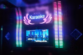 Hà Nội: Tìm người đến 3 quán karaoke mở chui có nhân viên là F0