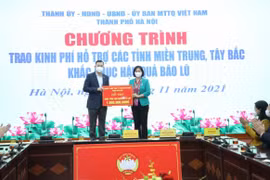 Hà Nội trao tặng 7 tỷ đồng hỗ trợ 7 tỉnh miền Trung và Tây Bắc khắc phục thiệt hại do mưa lũ