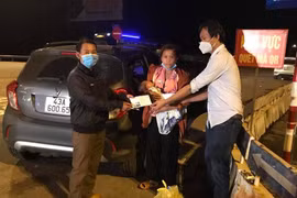 Nhà báo Hoàng Quân với hành trình xuyên đêm hỗ trợ gia đình cháu bé 10 ngày tuổi đi 480km về quê