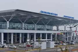 Hơn 50 bãi xe tự phát “ăn theo” cảng hàng không quốc tế Nội Bài