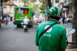 Grab đề nghị được giao “đồ ăn thiết yếu” tại Hà Nội