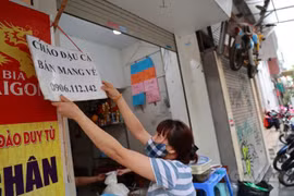 Hà Nội: Người dân tranh thủ cắt tóc, hàng quán vội dọn dẹp trước giờ đóng cửa