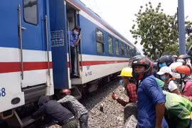 TP. HCM: Vừa nghe điện thoại vừa băng qua đường ray, một người phụ nữ bị cán tử vong