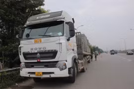 Xe quá tải 300% di chuyển qua cầu Thăng Long bị xử phạt 93,5 triệu đồng