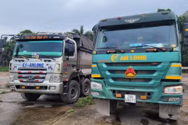 Bắc Ninh: Phát hiện 2 xe tải nghi chở 30 tấn chất thải công nghiệp