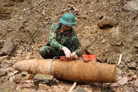 Phát hiện quả bom còn nguyên kíp nổ khi đào móng nhà