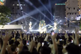Đông đúc người dân TP.HCM hào hứng chào đón lễ hội countdown trên phố đi bộ