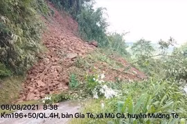 Lai Châu: Sạt lở trên quốc lộ 4H, giao thông ùn tắc cục bộ