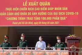 Bộ Tư lệnh TP. HCM trao tặng 100.000 phần quà giúp nhân dân gặp khó khăn do dịch Covid-19