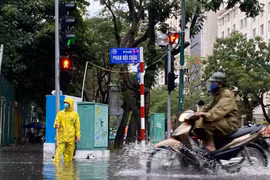 Hà Nội: Mưa lớn gây ngập giờ tan tầm, người dân vất vả di chuyển trong biển nước