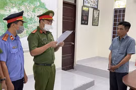 Trạm trưởng Trạm kiểm lâm bị bắt về tội nhận hối lộ của lâm tặc