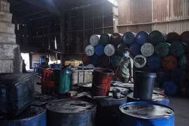 Xử phạt một cơ sở tái chế nhớt thải gây ảnh hưởng môi trường